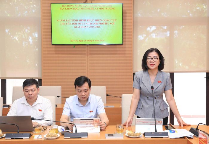 Thành viên đoàn giám sát trao đổi về những nội dung cần làm rõ. Ảnh: Lê Hải