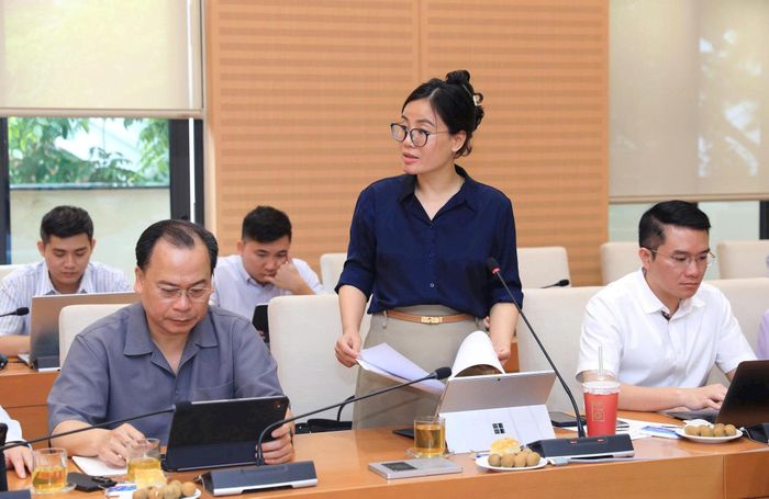 Đại diện Sở Tài chính báo cáo tại buổi làm việc. Ảnh: Lê Hải