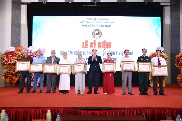 Hội Đông y Việt Nam vinh danh 88 thầy thuốc Đông y tiêu biểu toàn quốc năm 2026 và khen thưởng 29 tập thể phòng khám, phòng chẩn trị Đông y tiêu biểu. Ảnh: Hà Thu