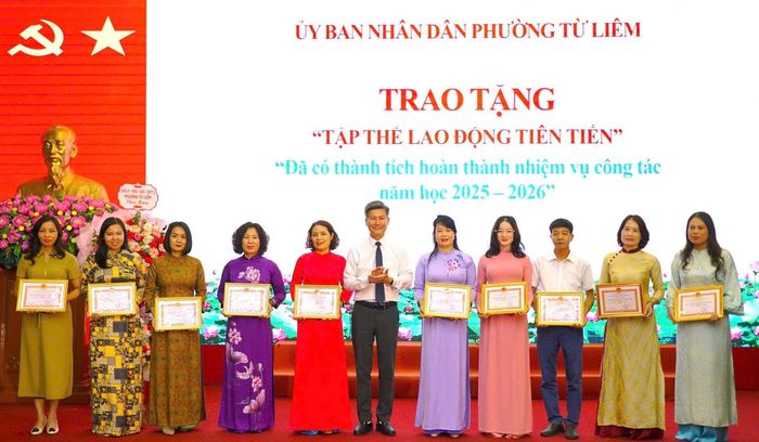 Lãnh đạo phường Từ Liêm trao khen thưởng cho các tập thể. Ảnh: PV