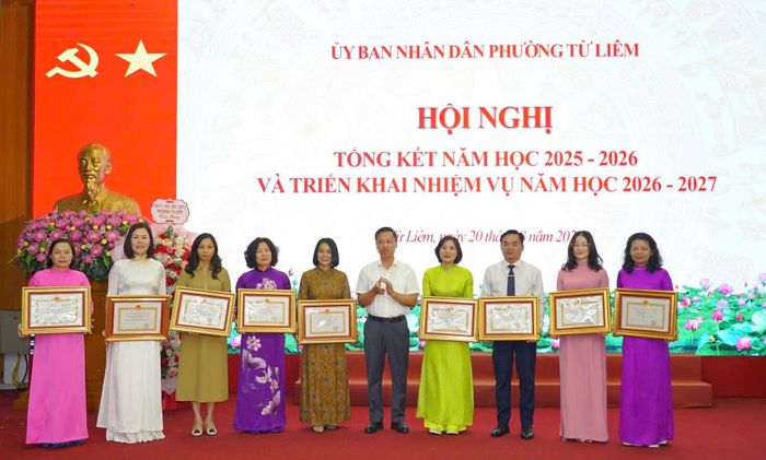 Lãnh đạo phường Từ Liêm trao khen thưởng cho các tập thể, cá nhân Ảnh: PV