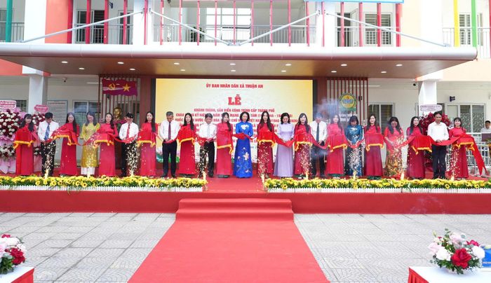 Lễ cắt băng khánh thành công trình cải tạo, nâng cấp Trường Tiểu học Lệ Chi (nay là Trường Tiểu học Dương Đức Hiền). Ảnh: Vân Thư