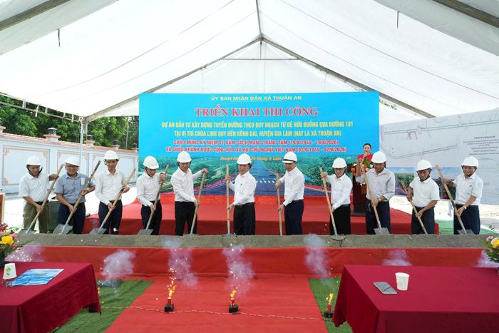 Lễ khởi công Dự án đầu tư xây dựng tuyến đường theo quy hoạch từ đê Hữu Đuống qua đường 181 tại vị trí chùa Linh Quy đến kênh Dài. Ảnh: Vân Thư