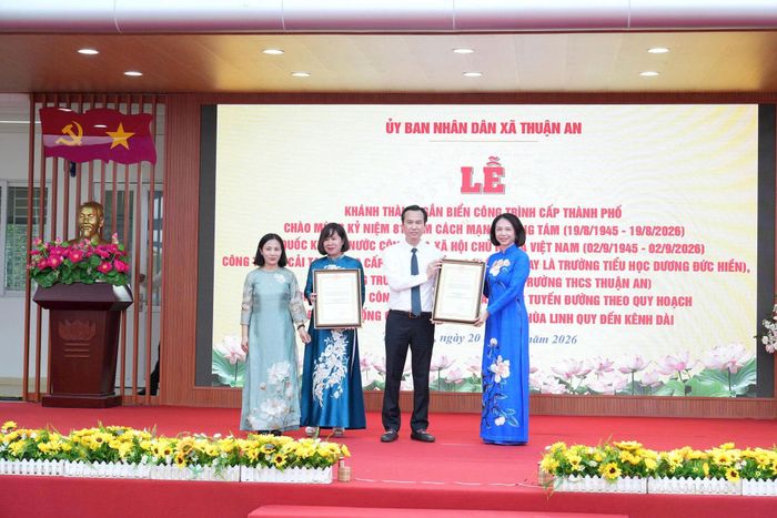 Phó Chủ tịch UBND thành phố Hà Nội Vũ Thu Hà trao các Quyết định công nhận công trình chào mừng kỷ niệm 81 năm Cách mạng tháng Tám và Quốc khánh nước Cộng hòa xã hội chủ nghĩa Việt Nam. Ảnh: Vân Thư