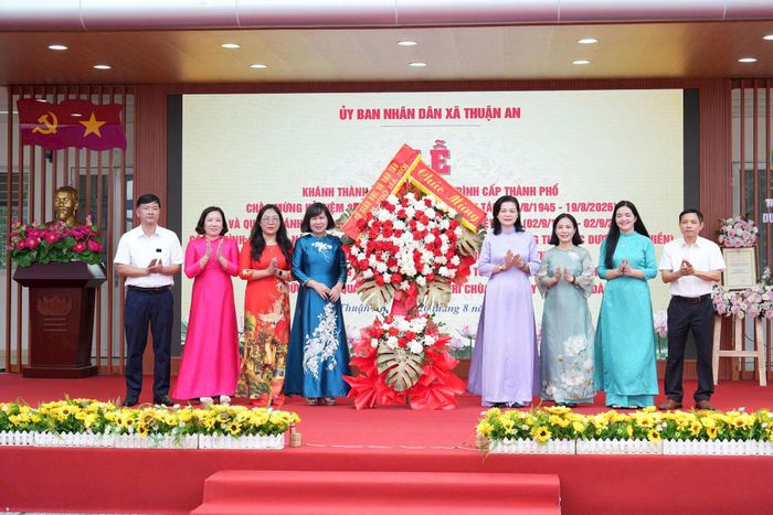 Phó Giám đốc Sở Giáo dục và Đào tạo Trần Lưu Hoa tặng hoa chúc mừng đại diện các nhà trường. Ảnh: Vân Thư
