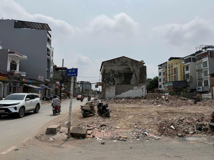 Đơn vị thi công đang di chuyển các trang thiết bị, cáp điện, viễn thông trong công trình này để chuẩn bị phá dỡ. Ảnh: PV
