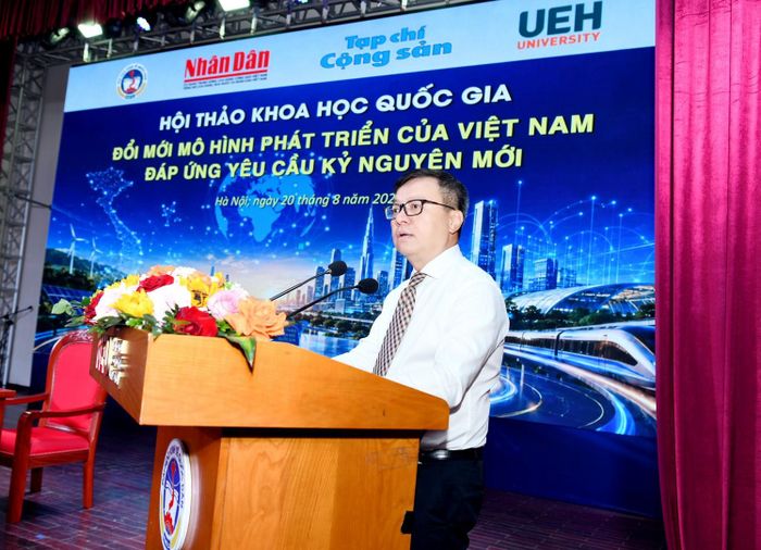 Tổng Biên tập Báo Nhân Dân Lê Quốc Minh phát biểu tại hội thảo.