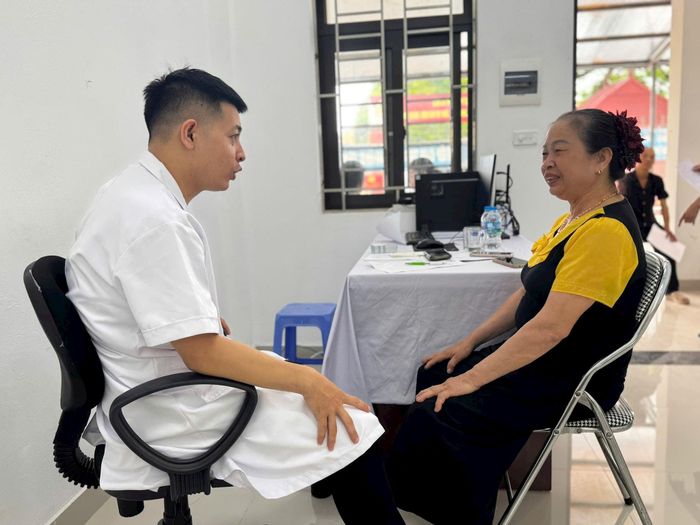 Sau khi khám, bệnh nhân được tư vấn chế độ dinh dưỡng và các bài tập luyện để nâng cao sức khỏe. Ảnh : PD
