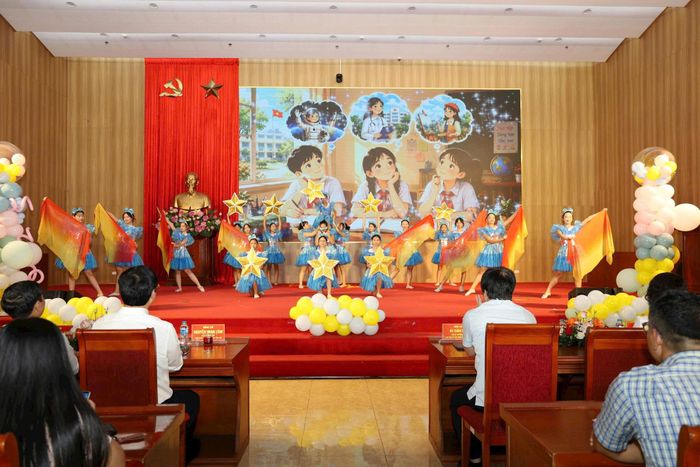 Tiết mục văn nghệ đặc sắc tại chương trình. Ảnh: Thái Phương