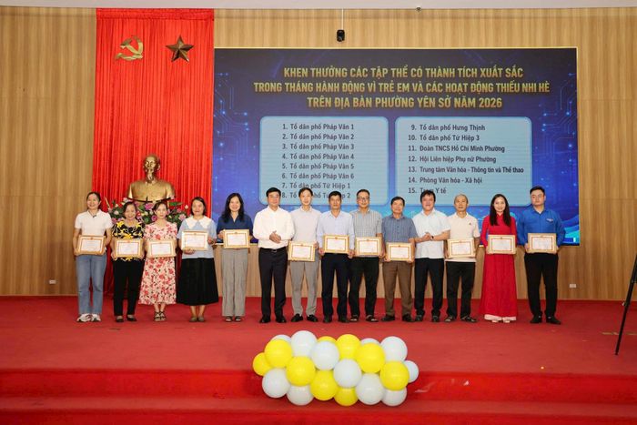 Bí thư Đảng ủy phường Yên Sở Nguyễn Minh Tâm và Chủ tịch UBND phường Vũ Tuấn Đạt trao khen thưởng cho các tập thể. Ảnh: Thái Phương