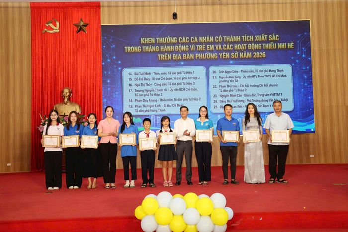 UBND phường Yên Sở đã khen thưởng 15 tập thể, 25 cá nhân có thành tích xuất sắc trong công tác tổ chức hoạt động hè. Ảnh: Thái Phương