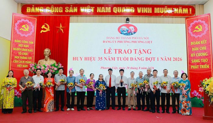Đồng chí Nguyễn Văn Toàn, Phó Trưởng Ban Nội chính Thành ủy và đồng chí Nguyễn Minh Tiến, Bí thư Đảng ủy, Chủ tịch HĐND phường Phương Liệt trao Huy hiệu 35 năm tuổi Đảng tặng các đảng viên. Ảnh: HL