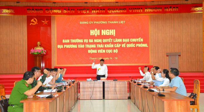Ban Thường vụ Đảng ủy phường Thanh Liệt ra Nghị quyết lãnh đạo chuyển địa phương vào tình trạng khẩn cấp về quốc phòng, động viên cục bộ. Ảnh: Đào Tuyết