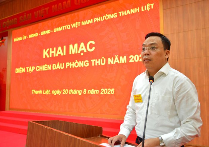 Bí thư Đảng ủy, Chủ tịch HĐND phường Thanh Liệt Nguyễn Minh Tuân phát biểu khai mạc buổi diễn tập. Ảnh: Đào Tuyết