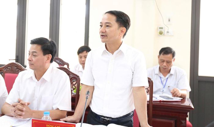 Bí thư Đảng ủy, Chủ tịch HĐND xã Bất Bạt Đỗ Quang Trung phát biểu tại buổi làm việc. Ảnh: Khương Tuấn