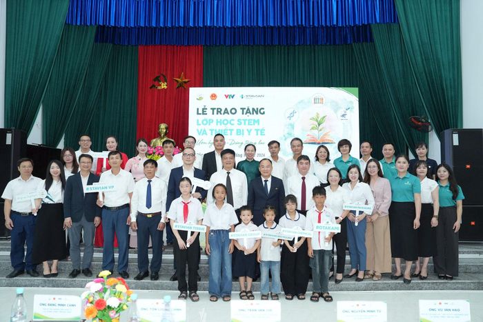 Các đại biểu thực hiện nghi thức trao tặng phòng học STEM và thiết bị y tế cho địa phương. Ảnh: T.L