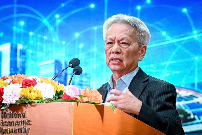 TS Nguyễn Sĩ Dũng, nguyên Phó Chủ nhiệm Văn phòng Quốc hội trình bày tham luận.
