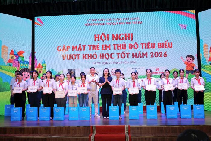 Nhiều phần quà ý nghĩa với tổng trị giá 500 triệu đồng được trao tại chương trình. Ảnh: Minh Thu