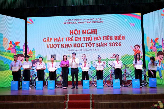 Phó Giám đốc Quỹ Bảo trợ trẻ em Việt Nam Nguyễn Thị Hiền và Giám đốc Sở Y tế Hà Nội Nguyễn Trọng Diện, Phó Chủ tịch Thường trực Hội đồng Bảo trợ Quỹ Bảo trợ trẻ em Hà Nội trao quà vinh danh trẻ em Thủ đô tiêu biểu vượt khó học tốt. Ảnh: Minh Thu