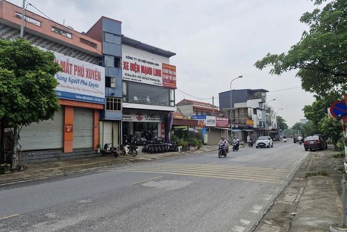 Quốc lộ 1A đoạn qua địa bàn xã Phú Xuyên cư dân sinh sống đông đúc, hoạt động thương mại, dịch vụ phát triển. Ảnh: PV