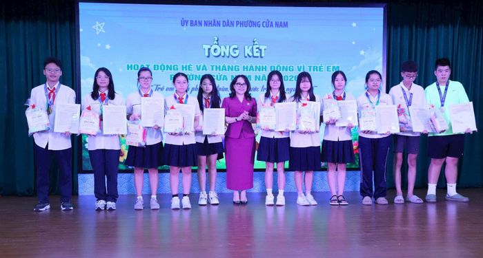 Phó Chủ tịch UBND phường Cửa Nam Trịnh Ngọc Trâm khen thưởng các học sinh đạt giải cao về thể thao trong dịp hè. Ảnh: PV