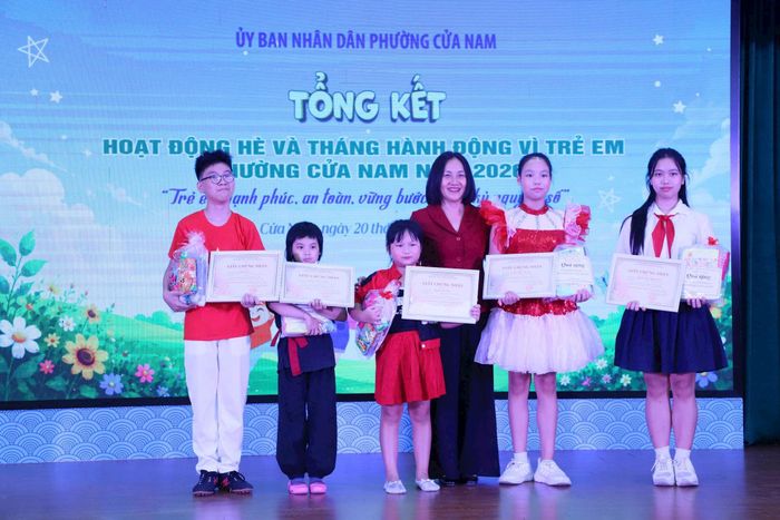 Giám đốc Trung tâm Văn hoá - Thông tin và Thể thao phường Nguyễn Thanh Thủy trao giấy chứng nhận cho các học sinh tiêu biểu tại các câu lạc bộ năng khiếu của Trung tâm. Ảnh: PV