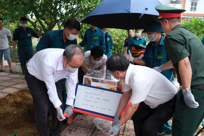 Từng công đoạn trong quá trình xác định danh tính các liệt sĩ được chính quyền xã Kim Anh phối hợp cùng lực lượng chức năng tiến hành thận trọng, đảm bảo an toàn, không sai sót. Ảnh Sỹ Hào