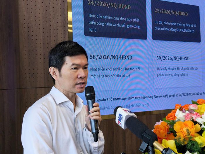 Phó Giám đốc Sở Khoa học và Công nghệ Hà Nội Nguyễn Anh Tuấn trình bày tham luận. Ảnh: PV
