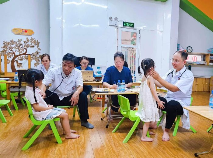 Khám sức khỏe cho trẻ mầm non xã Đan Phượng. Ảnh: TYT