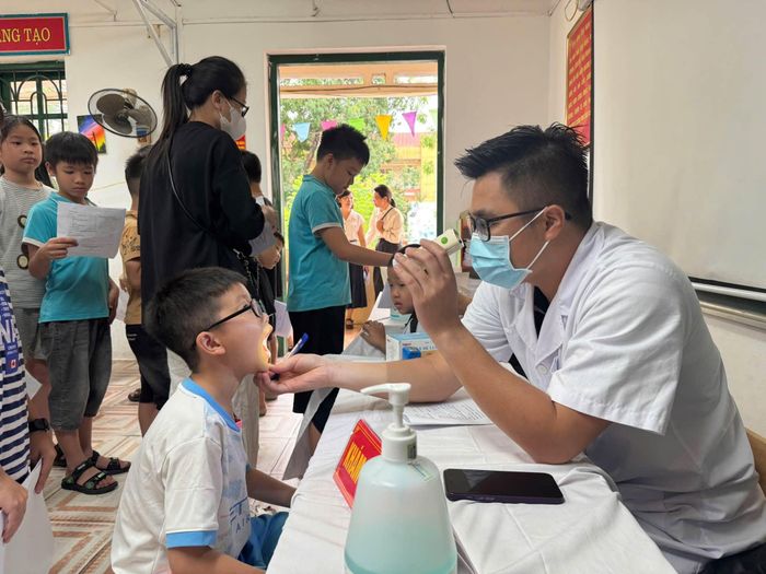Khám tai mũi họng cho học sinh Đan Phượng. Ảnh: ĐP