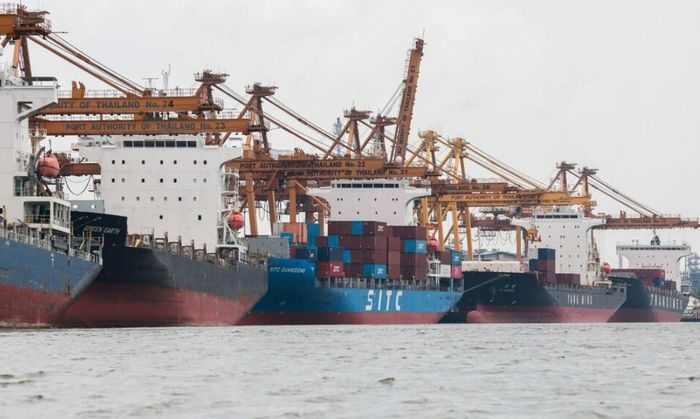 Các tàu chở hàng đang được xếp container khi neo đậu tại cảng Bangkok, Thái Lan, vào ngày 3-4- 2025. Ảnh: Reuters