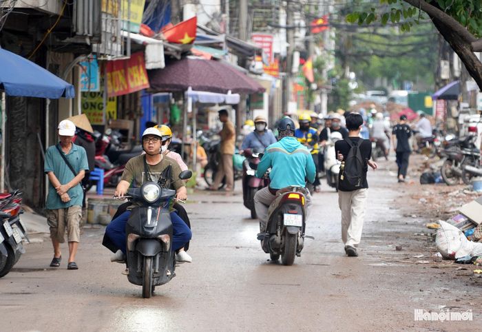 Người thường xuyên di chuyển qua ngõ 381 Nguyễn Khang, anh Nguyễn Văn Thành (phường Yên Hòa) chia sẻ: “Mỗi ngày di chuyển qua con ngõ này như “cực hình” với người dân chúng tôi. Nhiều hôm, dòng người nhích từng chút một, mất hàng chục phút vẫn chưa thể thoát khỏi con ngõ”.