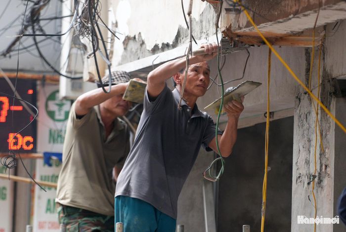 Một số gia đình đang sửa lại mặt tiền nhà sau khi hoàn thành việc phá dỡ.