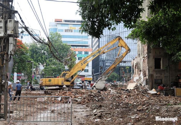 Máy móc, nhân lực của đơn vị thi công đang triển khai phá dỡ các công trình ở đầu ngõ 381 Nguyễn Khang.