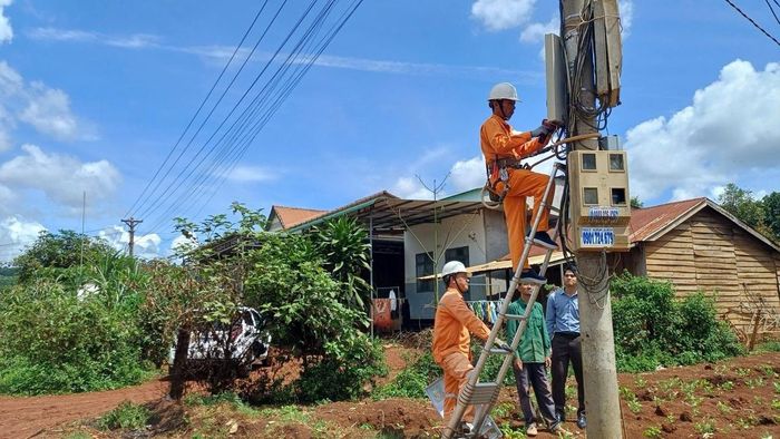 Công nhân Điện lực Đắk Song kiểm tra, bảo đảm vận hành an toàn hệ thống điện tại Bon A3, góp phần duy trì nguồn điện ổn định phục vụ đời sống và sản xuất của đồng bào M’Nông. Ảnh: PV