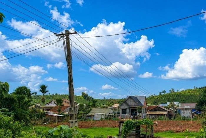 Hệ thống điện lưới quốc gia vươn tới từng nếp nhà ở Bon A3, góp phần phát triển kinh tế, nâng cao đời sống đồng bào M’Nông. Ảnh: PV