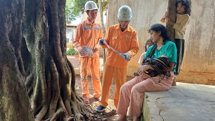 Nhân viên Điện lực Đắk Song tuyên truyền sử dụng điện an toàn đến người dân Bon A3. Ảnh: PV