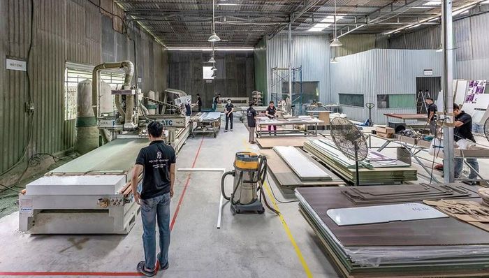 Xưởng sản xuất nội thất gỗ công nghiệp hiện đại chất lượng cao của một doanh nghiệp tại Hà Nội. Ảnh: Khánh An