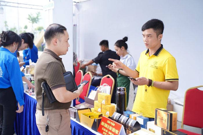 Người tiêu dùng quan tâm đến các sản phẩm trong nước tại Hội chợ hàng Việt. Ảnh: Phạm Mạnh