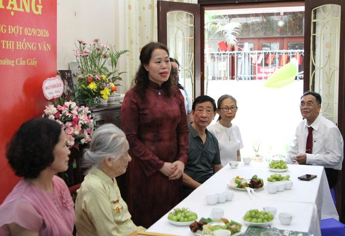 Đồng chí Nguyễn Thị Liễu, Bí thư Đảng uỷ, Chủ tịch HĐND phường Cầu Giấy phát biểu tại buỗi trao Huy hiệu Đảng. Ảnh: Vân Nhi