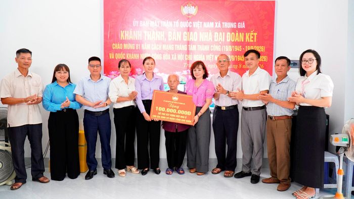 Lãnh đạo Ủy ban MTTQ Việt Nam xã Trung Giã trao kinh phí hỗ trợ xây dựng nhà Đại đoàn kết cho gia đình có hoàn cảnh khó khăn. Ảnh: Đức Hiển