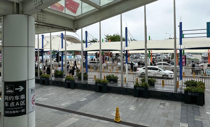 Việc đơn giản hóa thủ tục cấp thị thực tạo thuận lợi cho công dân hai nước đi lại, giao thương và góp phần tăng cường giao lưu nhân dân giữa Việt Nam và Trung Quốc. Ảnh: Hoàng Linh