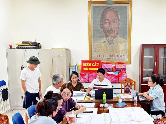 Cán bộ xã Đại Thanh xuống thôn Vĩnh Ninh rà soát, cập nhật dữ liệu đất đai. Ảnh: Mai Duyên