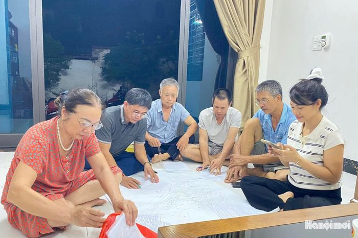 Với tinh thần khẩn trương, quyết liệt, các lực lượng hỗ trợ đến tận nhà cùng người dân cập nhật dữ liệu đất đai. Ảnh: Mai Duyên