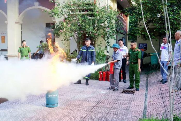 Tuyên truyền PCCC tới từng tổ dân cư. Ảnh: Đức Tuấn