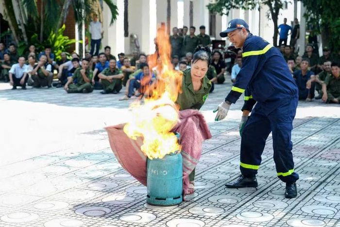 Lực lượng dân phòng trực tiếp tham gia lớp học về PCCC. Ảnh: Đức Tuấn