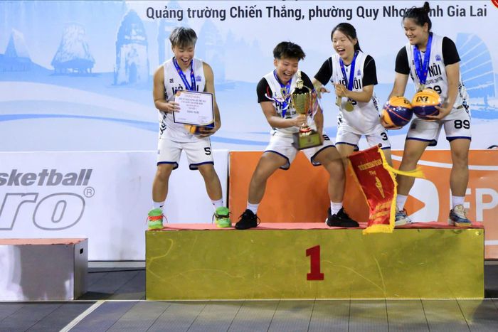 Đội nữ Hà Nội nhận cúp vô địch lứa tuổi U18 tại Giải vô địch bóng rổ trẻ 3x3 quốc gia năm 2026. Ảnh Bóng rổ Hà Nội