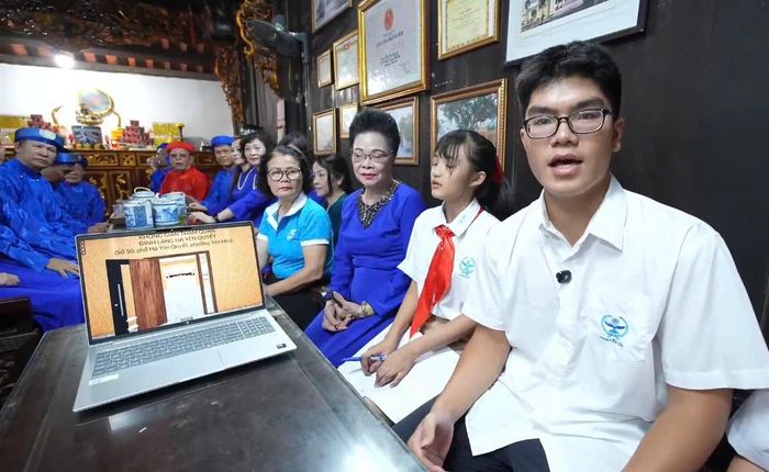 Em Phạm Gia Huy giới thiệu dự án bảo tàng ảo về đình Hạ Yên Quyết qua livestream. Ảnh: PV
