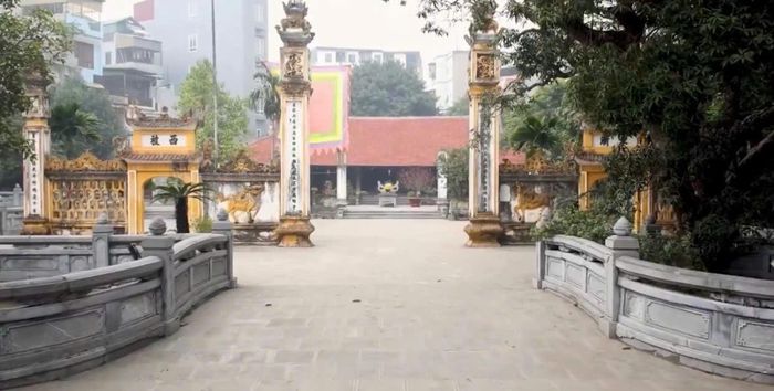 Đình Hạ Yên Quyết qua một góc nhìn trên phiên livestream do phường Yên Hòa tổ chức. Ảnh: Chụp màn hình