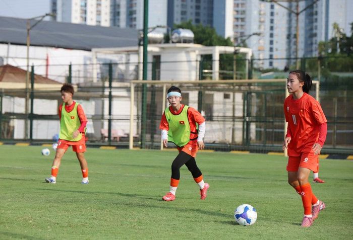 Trương Yến Linh (giữa) đang cùng đồng đội tập luyện nâng cao thể lực. Ảnh: VFF